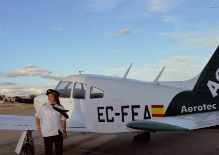 La escuela de pilotos Aerotec ha colaborado con AMAPA en la recaudación de fondos para la asociación