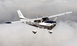 cessna182NXT_01 Equipado con aviónica Garmin 1000, el Turbo 182 MXT ofrece un mayor alcance por el menor consumo de su motor.