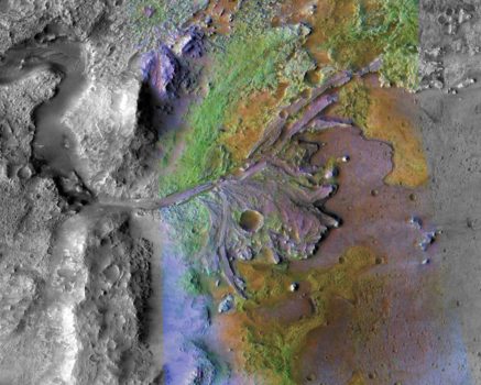 El crater Jazero de Marte, visto en una imagen combinada tomada por el Mars Reconnaissance Orbiter. Se aprecia uno de los dos canales por los que entraba el agua en el pasado, depositando diversos sedimentos.