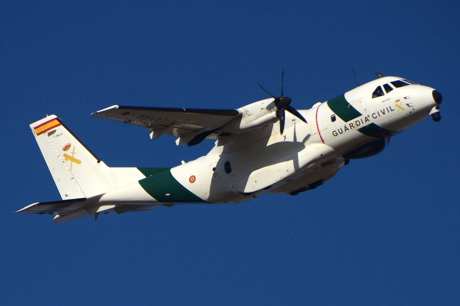Uno de los dos CN-235 de la Gurdia Civil despegando de Torrejón.