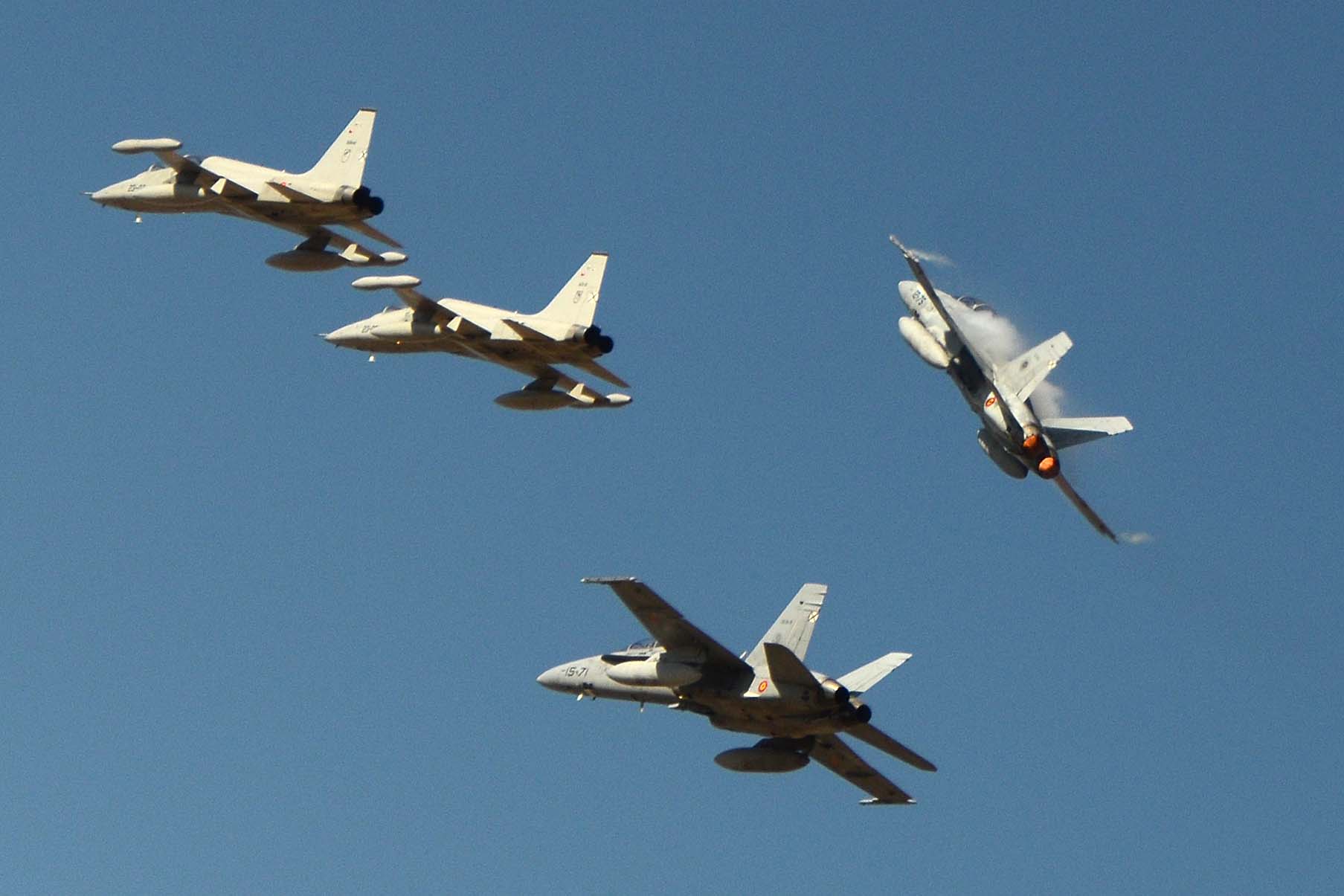 Regreso a Torrejón de dos de los F-5 y dos F/A-18 tras participar en el desfile aéreo.