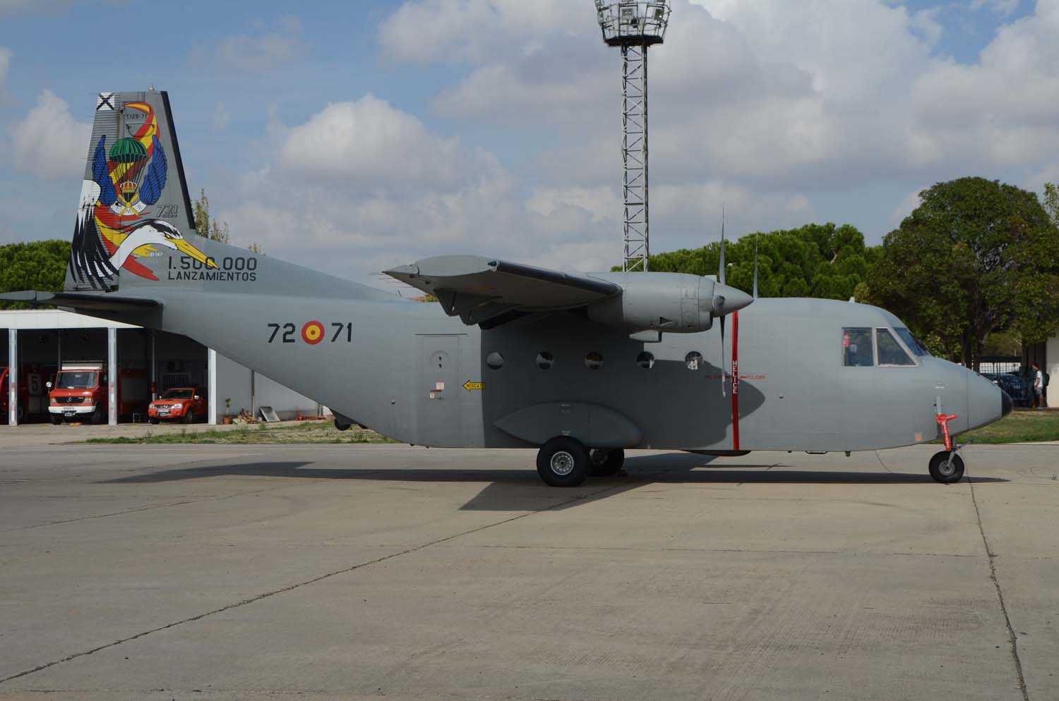 Dos CASA C.212 han participado este año. Uno para transportar a oos dos miembros de PAPEA que han saltado con la bandera española, y otro en el desfile aéreo.
