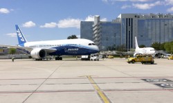 El Boeing 787 en Barajas junto al más nuevo de los Boeing 737-800 de Air Europa, el primero con Sky Interior.