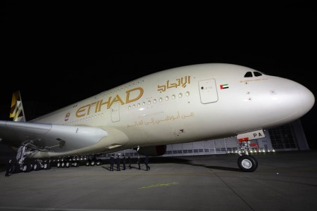 Etihad, el escudo y la bandera de Emiratos ocupan el fuselaje.