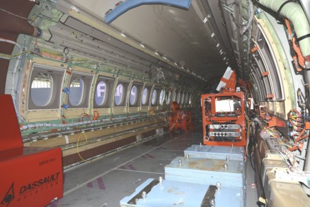 Cabina de pasaje del Falcon 5X con equipos de prueba y medición.