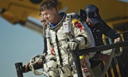 felix_Baumgartner001 Las condiciones meteorológicas mejoraron y Felix Baumgartner por fin ha podido realizar su salto desde el borde del espacio.