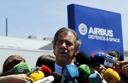 Fernandp Alonso con la prensa en Sevilla tras el accidente del A400M.