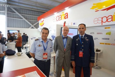 El general Francisco Javier García Arnaiz, jefe del Estado Mayor del Aire en el stand español en FIDAE.