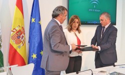firma acuerdo andalucia le bourget Fernando Alonso, presidente de Airbus España,Susana Díaz, presidenta de la Junta de Andalucía, y Javier Carbero, consejero de Empleo, Empresa y Comercio de la Junta.