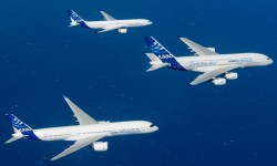 formacion01 Tres de los cuatro modelos de aviones de dos pasillos de Airbus han volado juntos por primera vez para una sesión fotográfica aire-aire.