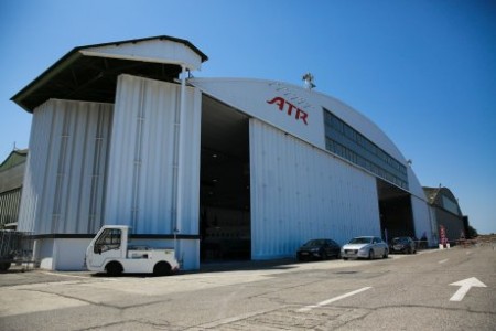 Vista exterior del hangar que alberga el nuevo centro de mantenimiento de ATR en el aeropuerto de Toulouse Francazal.