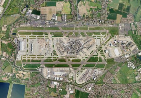 Heathrow durante la construcción de la T5 y sus satélites antes de la remodelación de la zona central de terminales.
