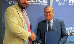 helice_loyola Carlos Villarrubia,director de extensión de Loyola Leadership School, y Manuel Cruz, director del cluster Aeroespacial Hélice.