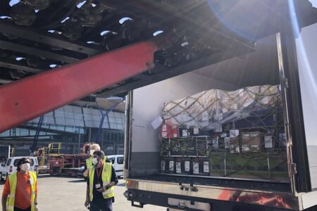 Los camiones refrigerados de Iberia Cargo esperan a las flores junto a los aviones para reducir al máximo el tiempo de transporte.