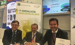 img_6441 De izquierda a derecha, Ángel Macho Díaz, representante de IDS; Antonio González Marín, presidente de FADA-CATEC y director general de la Agencia de Innovación y Desarrollo de Andalucía IDEA; y Jesús Rojas, gerente de FIBES.