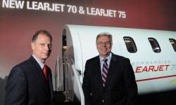 learjet70_75_01 Ralph Acs, vice presidente y director general de Learjet, y Steve Ridolfi, presidente de Bombardier Business Aircraft frente a la maqueta de los nuevos aviones presentada en EBACE en la única imagen que ha hecho pública de los nuevos aviones.