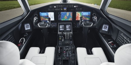 En la cabina de mandos los pilotos cuentan con la aviónica Garmin G5000; y en la parte trasera dos motores Honeywell HTF7700L.