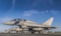 Primer Eurofighter para Omán El primer Eurofigfhter para Omán en la plataforma de Warton, junto a un BAE Hawk también de esa fuerza aérea, luciendo en la cola todavía la matrícula británica de pruebas (ZR411 de la RAF).