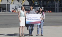 pax1000m02 Elena Mayoral, directora del aeropuerto (izquierda) recibe a Alonso Fernández y su acompañante a la llegada a Madrid.