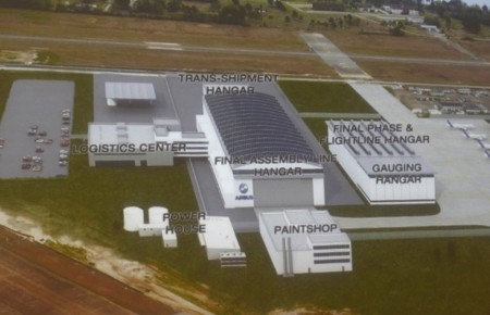 Foto con los edificios de la nueva cadena de montaje final del A320 en Mobile. El edificio de arriba a la izquierda sin nombre es la garita de seguridad y acceso. A la derecha, fuera de la foto, se encuentra el centro de entregas-