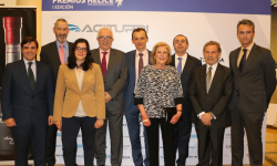 premioshel1 Los premiados con responsables de FADA y el clúster Hélice.