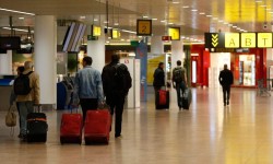 primeros pasajeros en la terminal reabilitada de Zaventem - Bruselas Primeros pasajeros en la terminal reabilitada de Zaventem - Bruselas