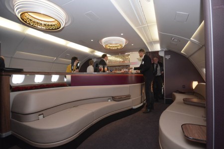 Bar y zona de relax en el Airbus A380 de Qatar Airways.