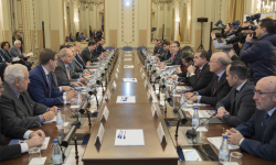 reuniondora3 El ministro de Fomento, Íñigo de la Serna, pide a las compañías aéreas que bajen el precio de los billetes de avión.