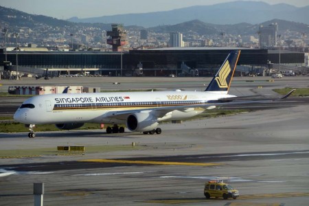 El primer Airbus A350 de Singapore Airlines en aterrizar en el aeropuerto de Barcelona rodando hacia el estacionamiento.