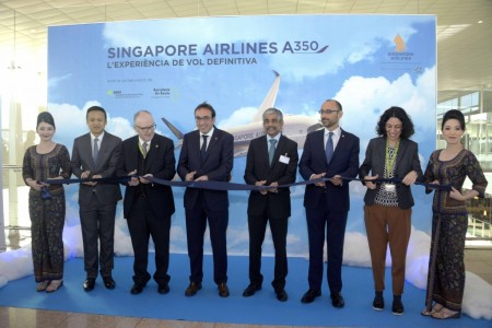 Corte de la cinta inaugural del primer vuelo con Airbus A350 de Singapore Airlines a Barcelona.