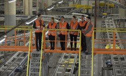 thumbnail_160418 Visita ministra al Aeropuerto Adolfo Suárez Madrid-Barajas 09 La antigua Ministra de Fomento, Ana Pastor durante una visita al Sistema Automático de Tratamiento de Equipaje
