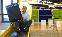 thumbnail_Bag sale Robin Kiely, director de comunicación de Ryanair ha sido el encargado en este caso de anunciar la nueva oferta de la aerolínea low cost irlandesa.