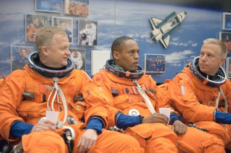 Los astronautas preparan el que será el último vuelo del Discovery