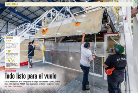 Instalación de la compuerta de carga en el primer Airbus A350F.