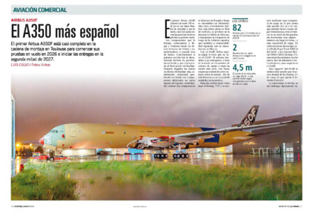 El primer Airbus A350F ya ha salido del hangar de montaje en Toulouse.