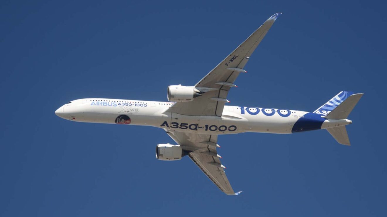 El A350-1000 llegó de Toulouse, y sin aterrizar se fue a Vitoria a hacer dos aproximaciones.
