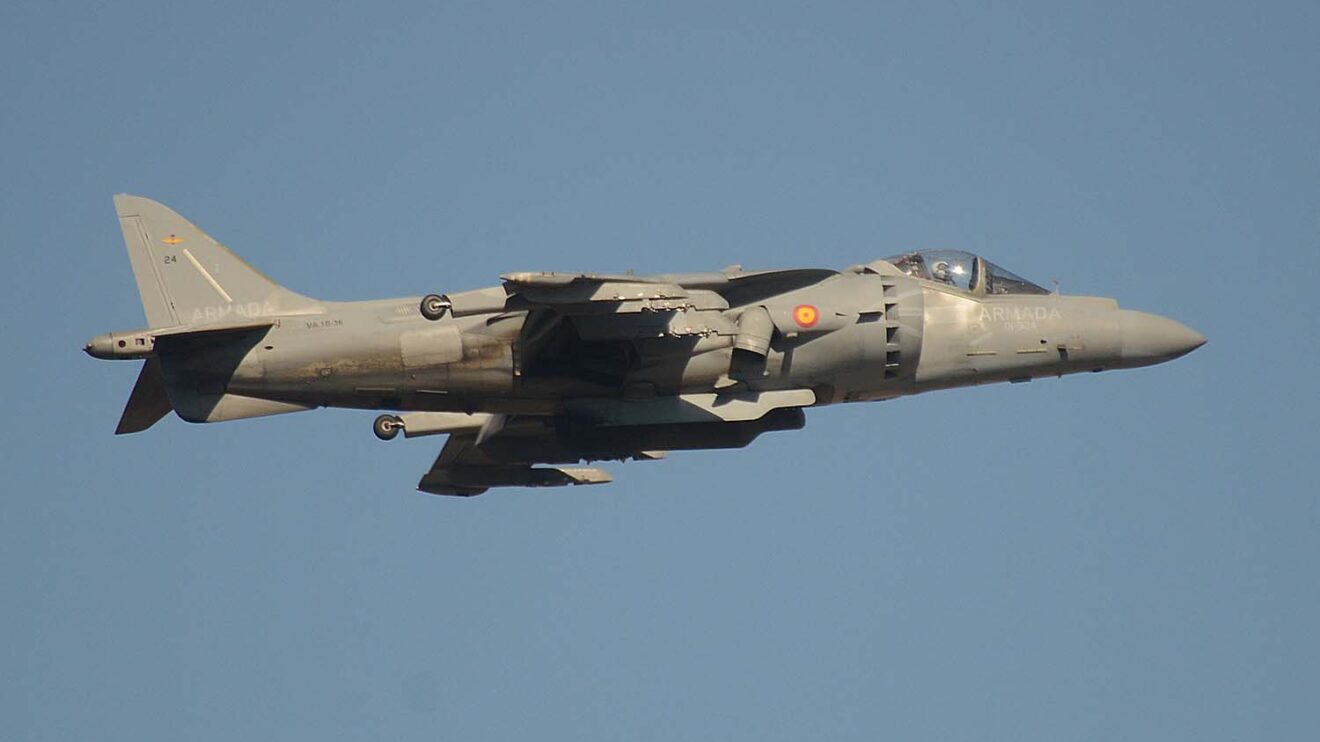 El Harrier de la Armada durante su pasada sobre Getafe.