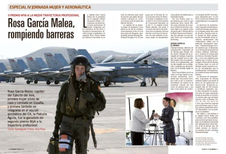 Rosa García Malea con los F/A-18 que tripuló hasta su paso a la Academia General del Aire como instructora y primer piloto mujer de la Patrulla Águila.