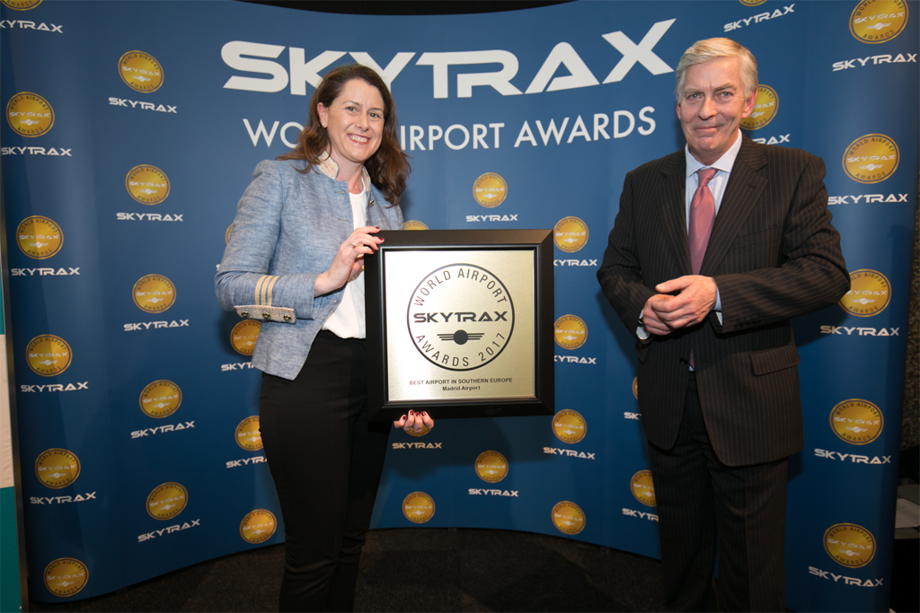 Elena Mayoral, directora del aeropuerto Adolfo Suárez Madrid-Barajas recibe el premio Skytrax al Mejor Aeropuerto del Sur de Europa 2017.