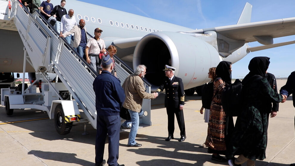 Llegada a la base aérea de Torrejón de Ardoz de los evacuados en Sudán.