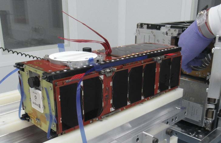 El primero de los nanosatélites para el interner de las cosas 5G durante su prepración para ser instalado en el cohete Soyuz que lo llevará al espacio.