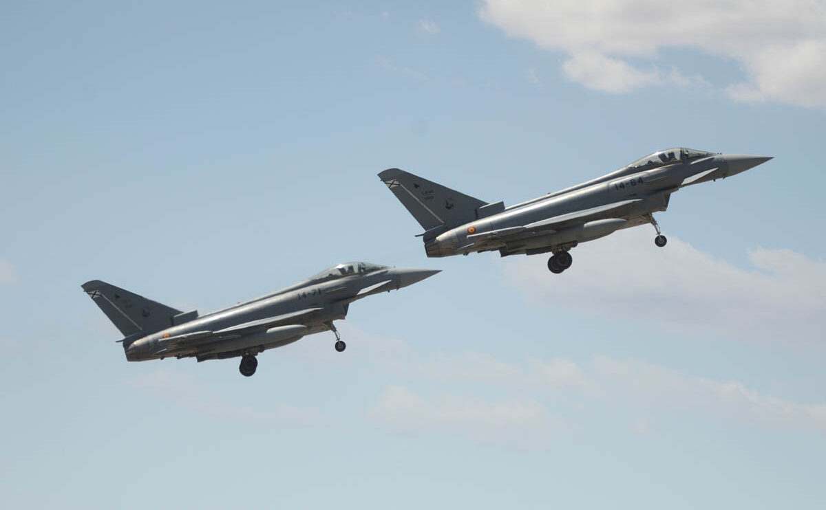 Despegue en formación de dos de los Eurofighter del Ala 14.
