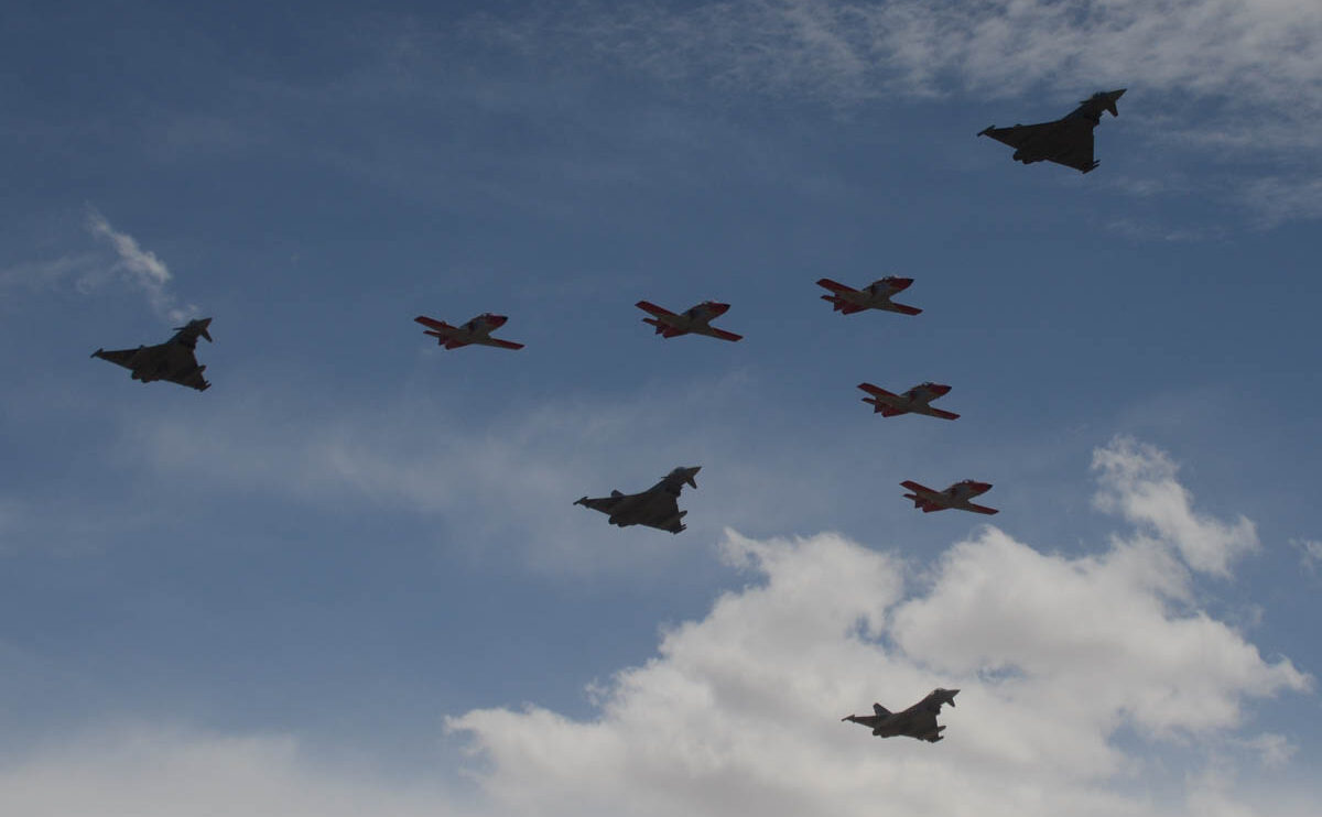 La Patrulla Águila y los Eurofighter del Ala 14 volando juntos.
