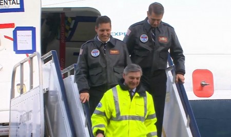 Ray Conner, presidente de Boeing Commercial Airplanes ha recibido en lo alto de la escalerilla a los dos pilotos: Ed Wilson y Craig Bomben, tras el aterrizaje.