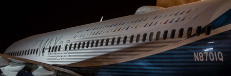 El Boeing 737 MAX 8 lleva en su fuselaje los emblemas de sus compradores, algunos de los cuales todavía no han sido anunciados oficialmente.