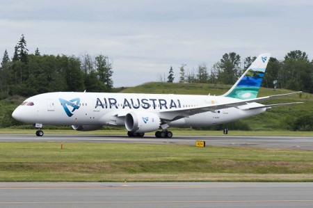 El primer Boeing 787 de Air Austral durante una de sus pruebas previas a su entrega.