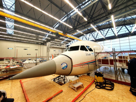 El A320 durante el proceso de instalación del morro de un Eurofighter.