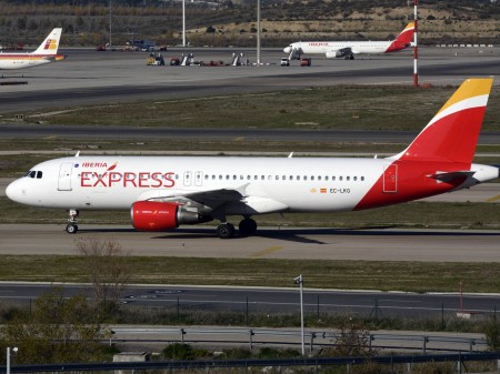 Iberia e Iberia Express anuncian nuevas rutas para el verano de 2015, algunas de las cuales antes operaba Iberia Regional.