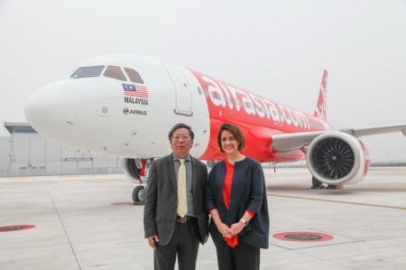 Eric Chen, presidente de Airbus Commercial Aircraft China (izquierda) y Aireen Omar, consejera delegada de AirAsia frente al primer A320neo montado en la factoría de Airbus en Tianajin.