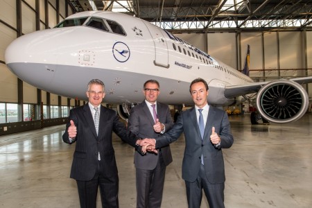 Fabrice Brégier, president de Airbus; Carsten Spohr, presidente de Lufthansa; y David Hess, vice presidente ejecutivo de United Technologies.